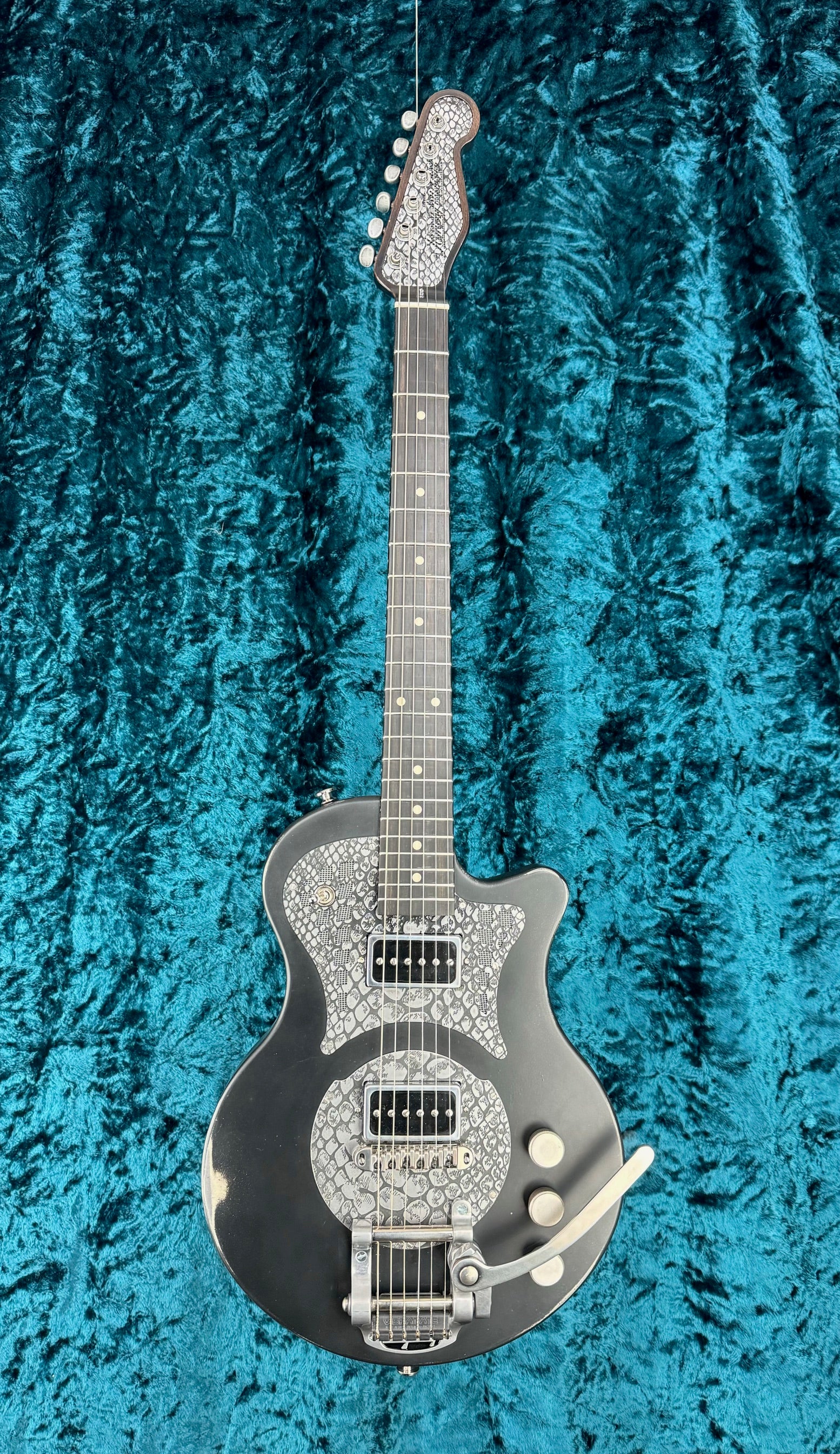24028 Black Antique Silver Snakeskin Engraved SteelPhonic