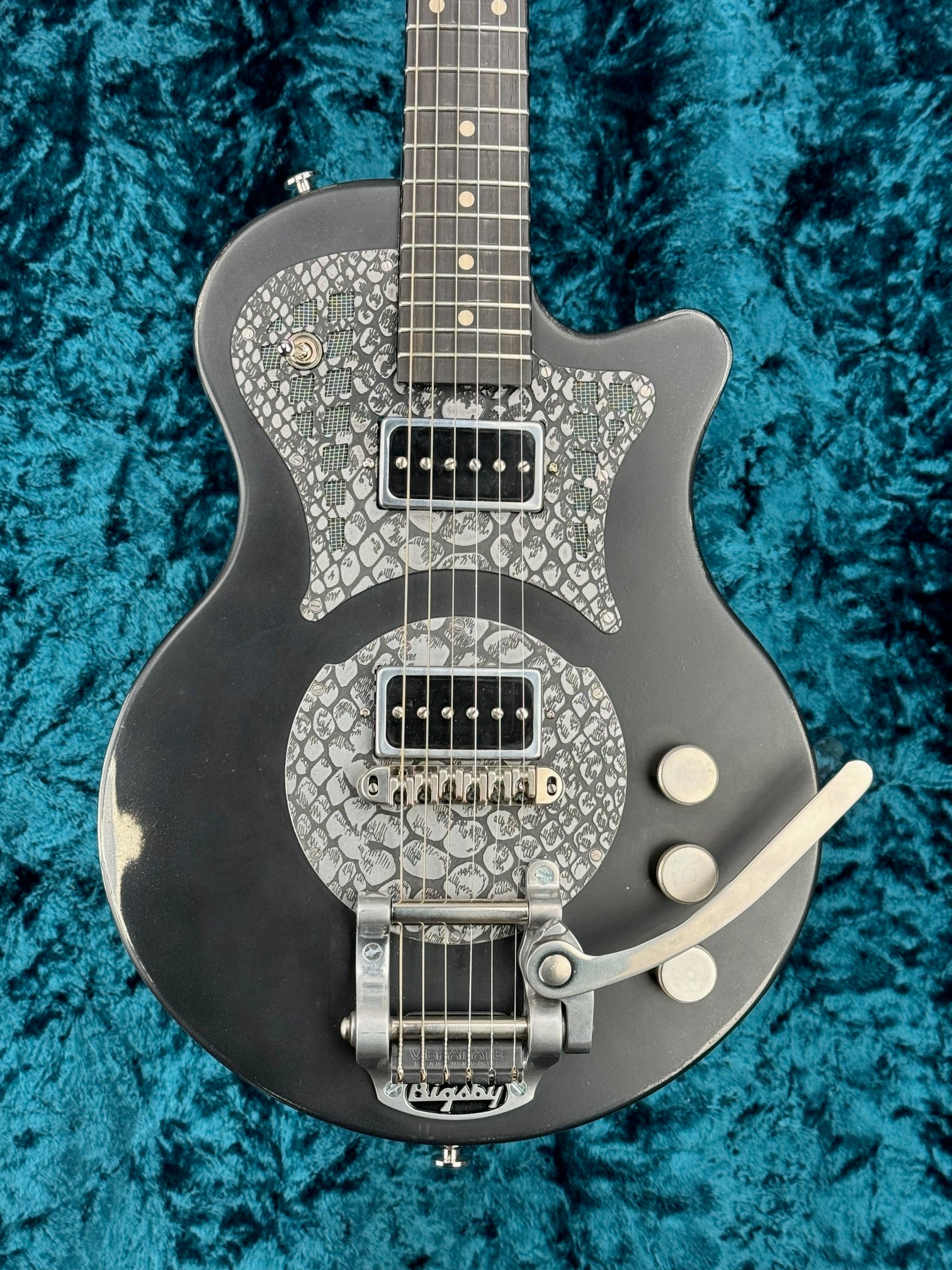 24028 Black Antique Silver Snakeskin Engraved SteelPhonic