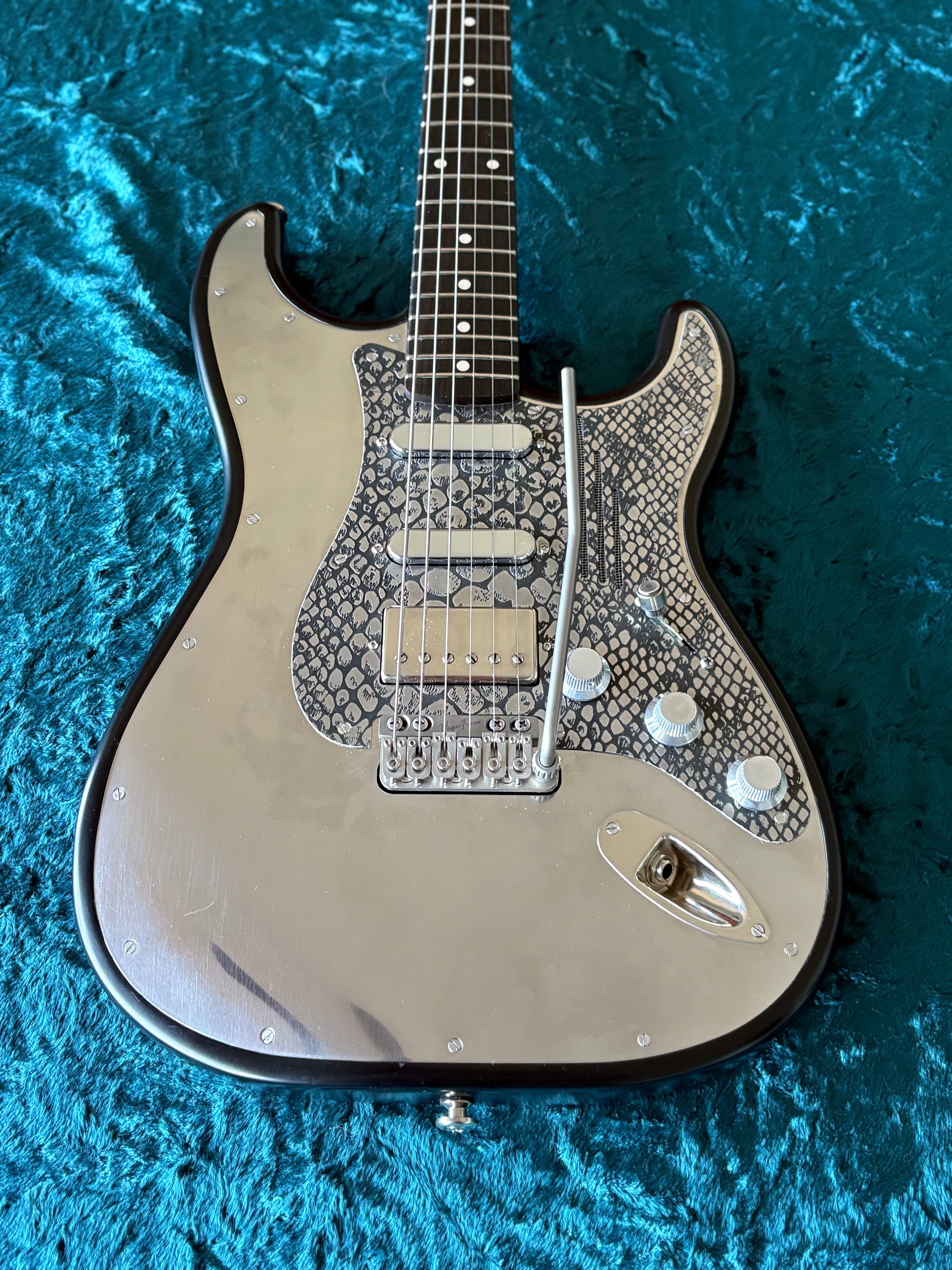 25004 Antique Silver Snakeskin Pickguard Steel O Matic