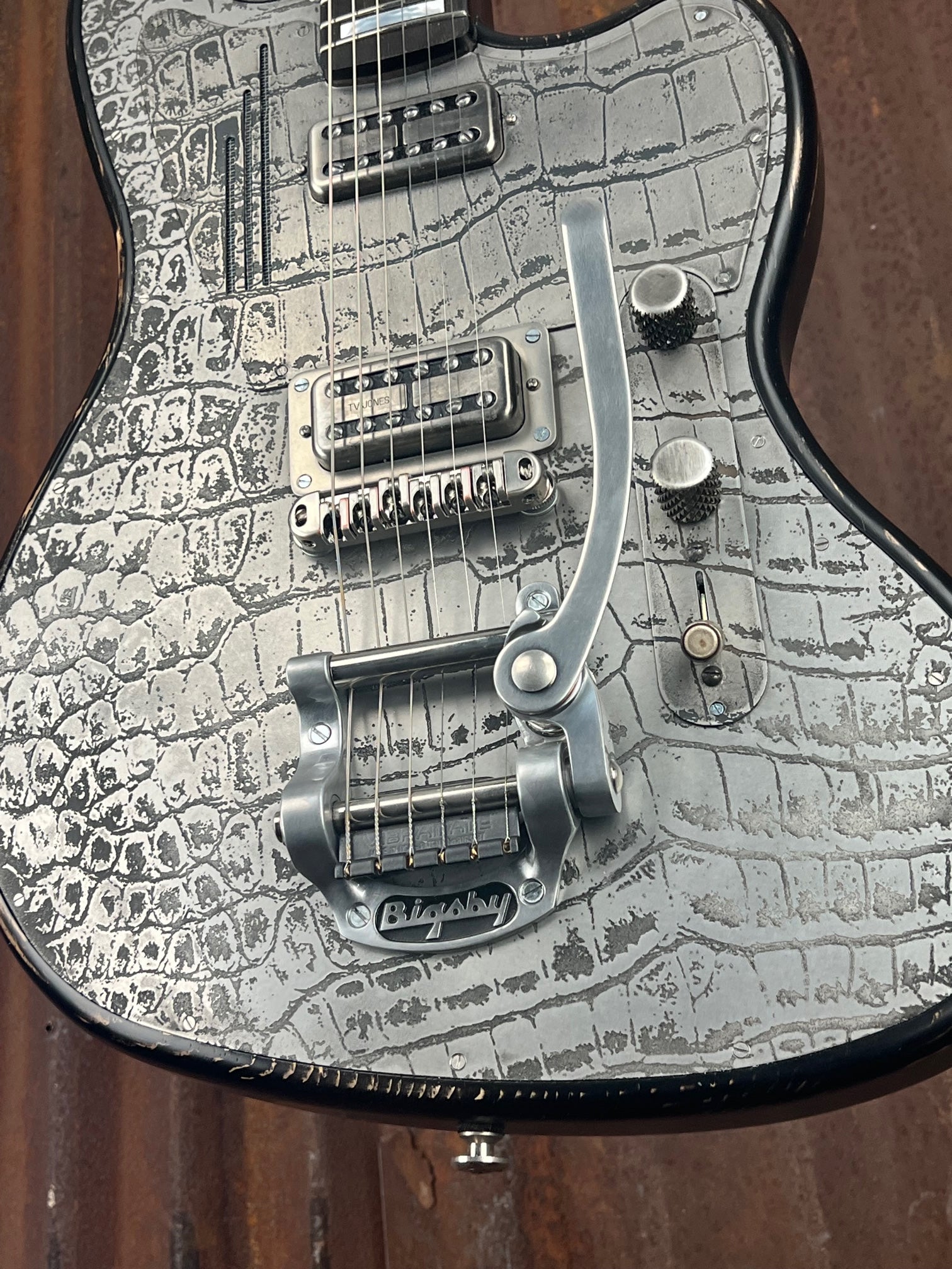 22089 Antique Silver Gator Engraved SteelTeleMaster