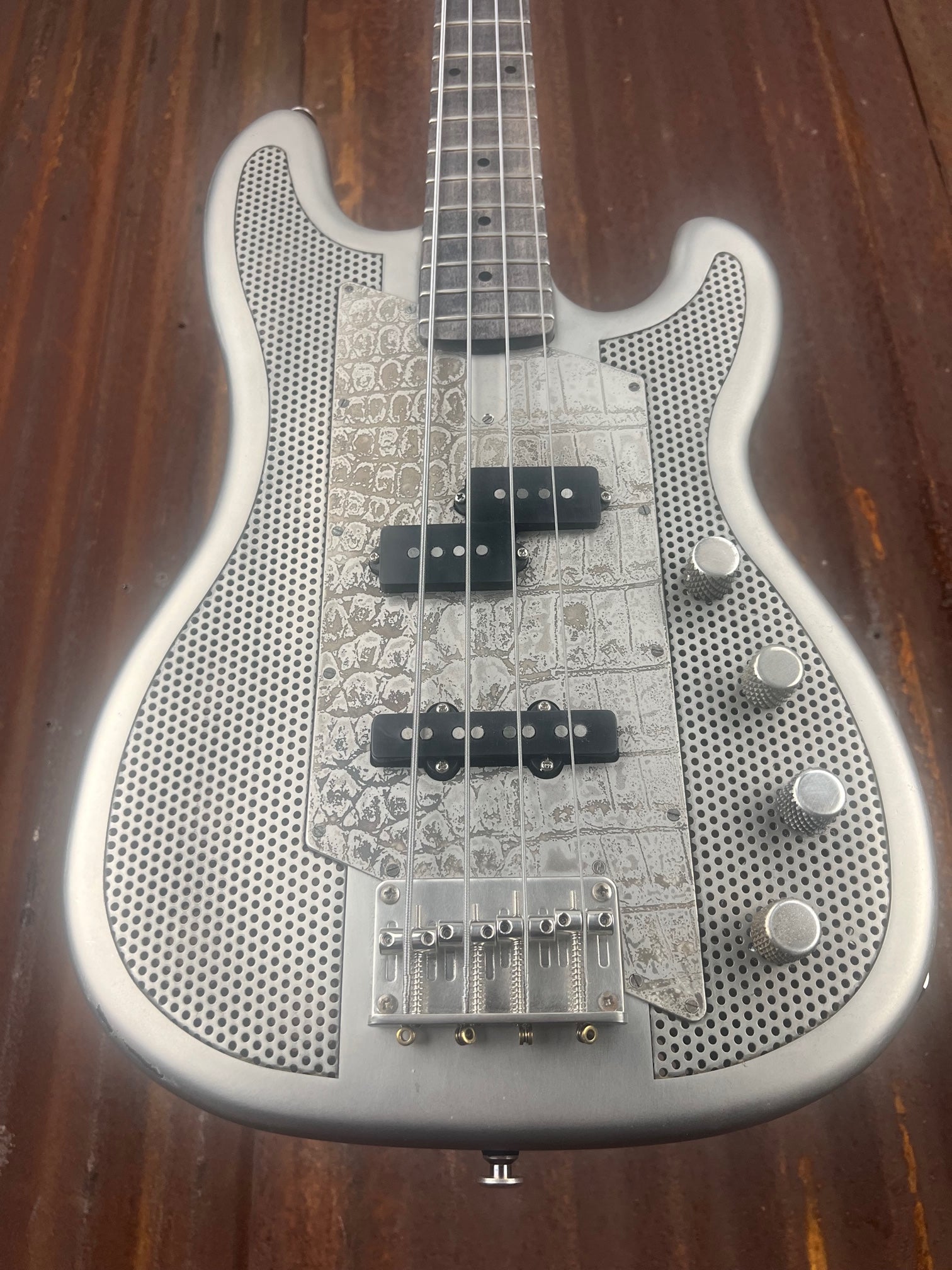 10070 Antique Silver Gator engraved SteelCaster Bass (Tony Garnier 2010)