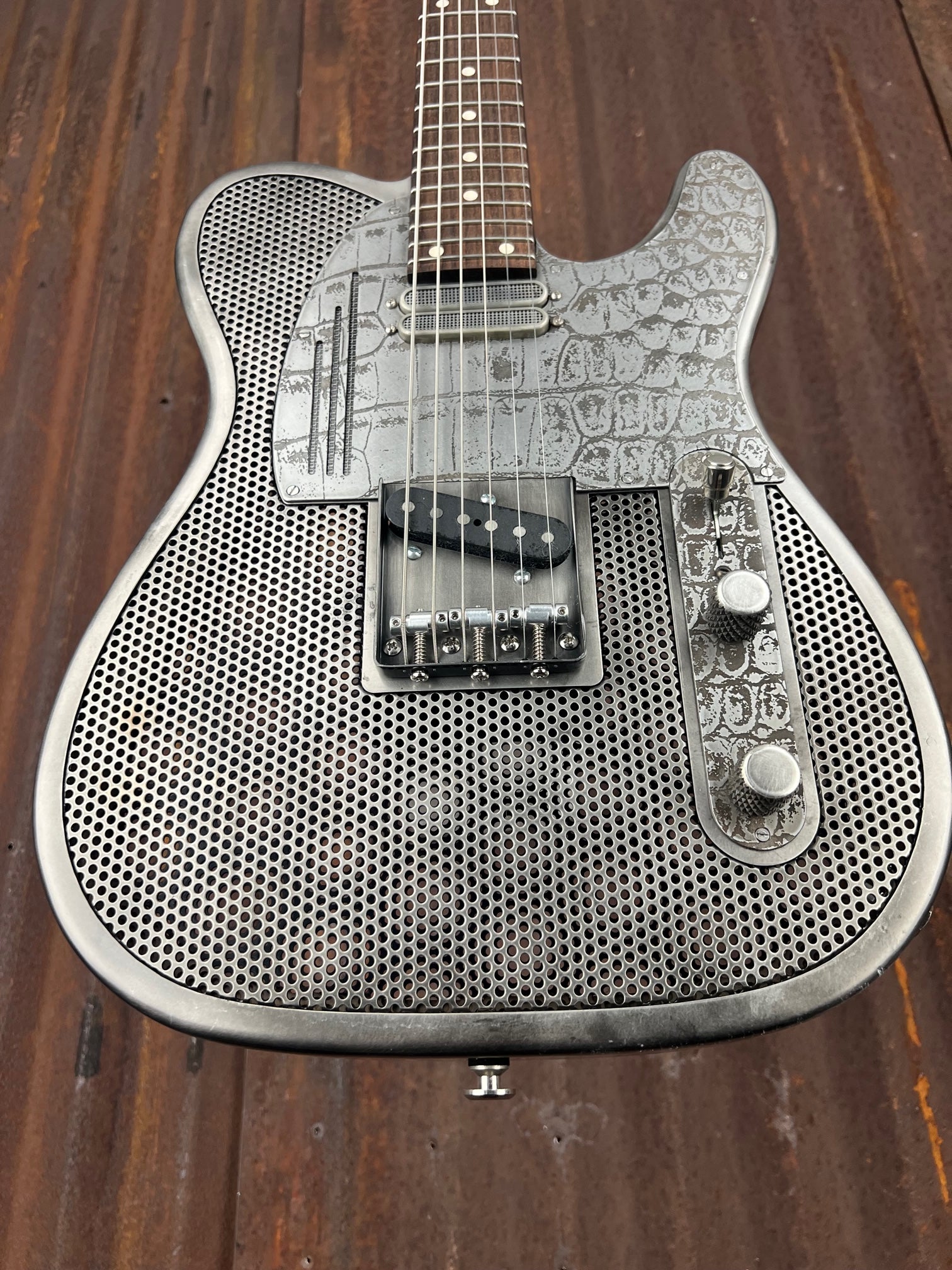 23016 Antique Silver Gator Baritone SteelCaster