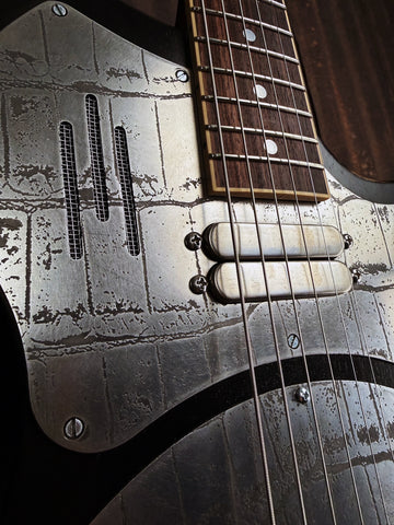 25070 Antique Silver Gator Black Res O Gator